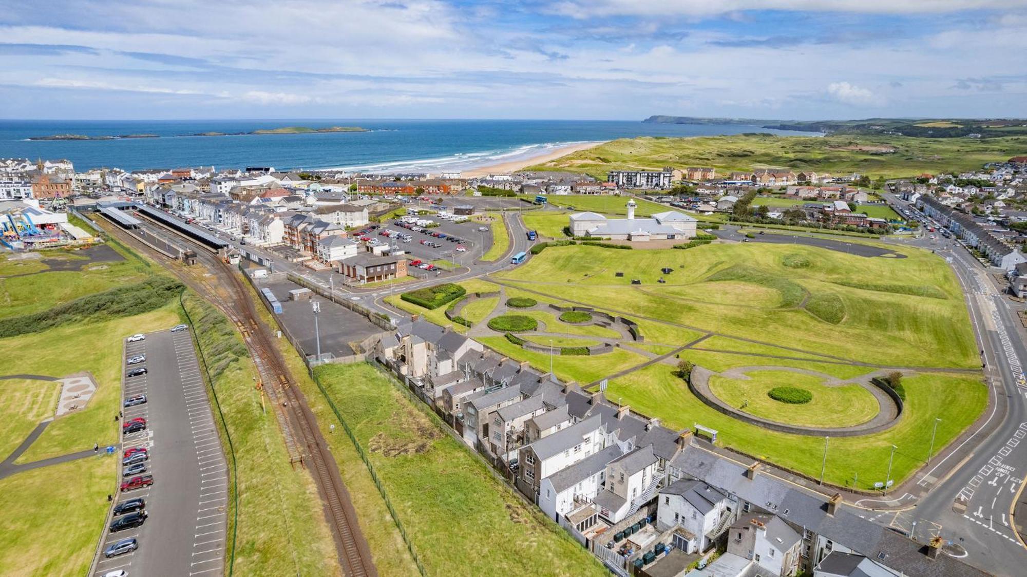 5 Dunluce Park - Portrush By The Sea Apartment Ngoại thất bức ảnh